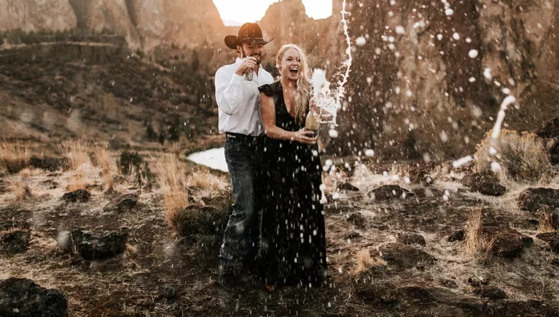 Guide to the most beautiful poses for western engagement photos! (2)插图4