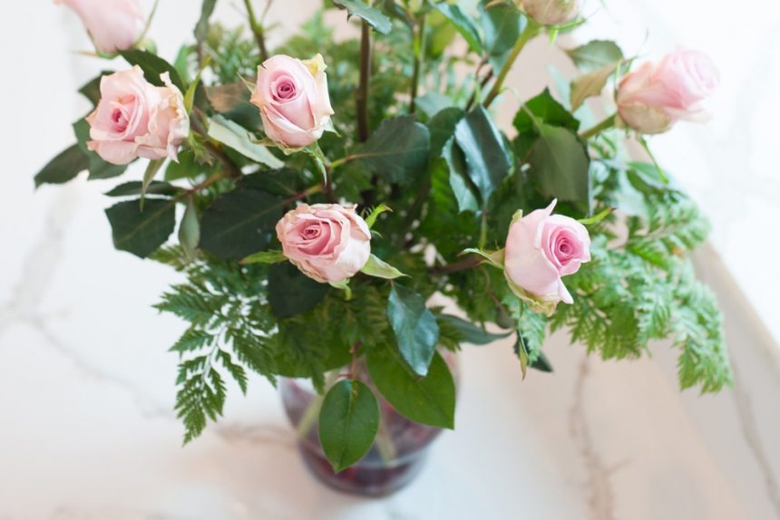how to put roses in a vase
