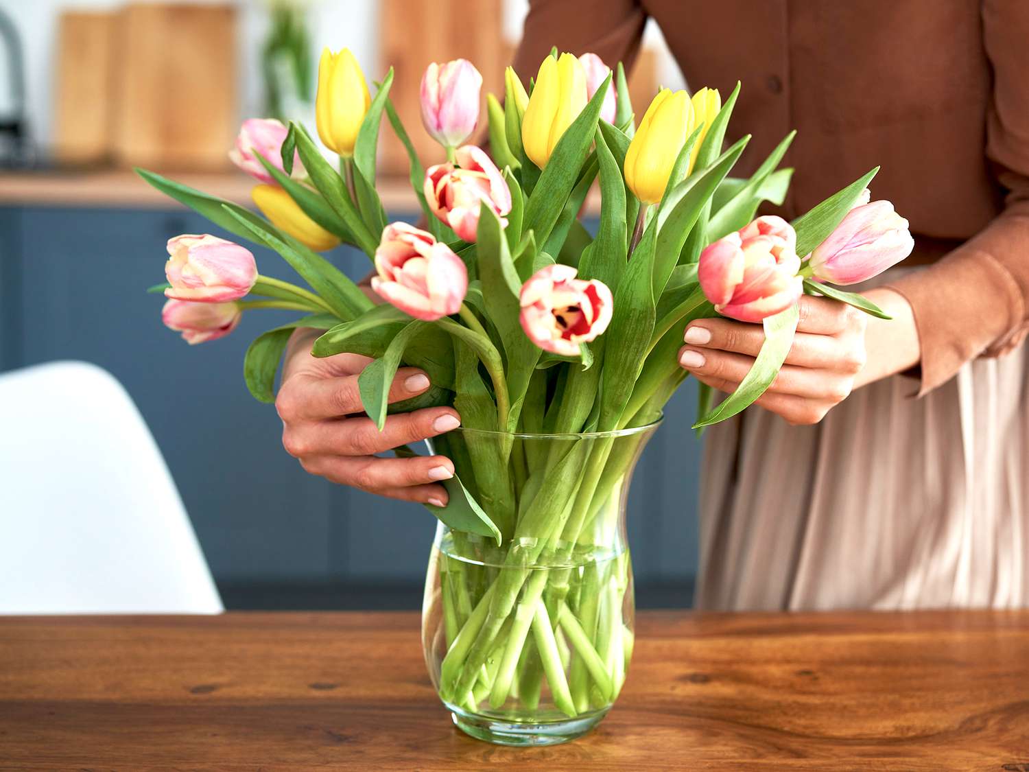 how to put flowers in a vase