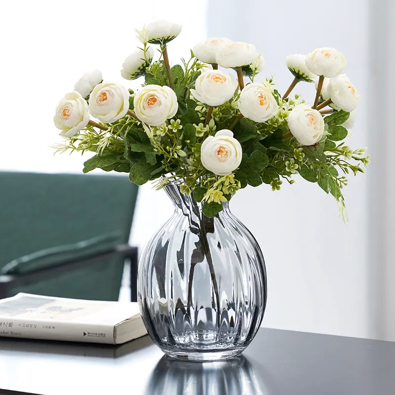Prolonging the Beauty: Keeping Roses Fresh in a Vase Longer插图3