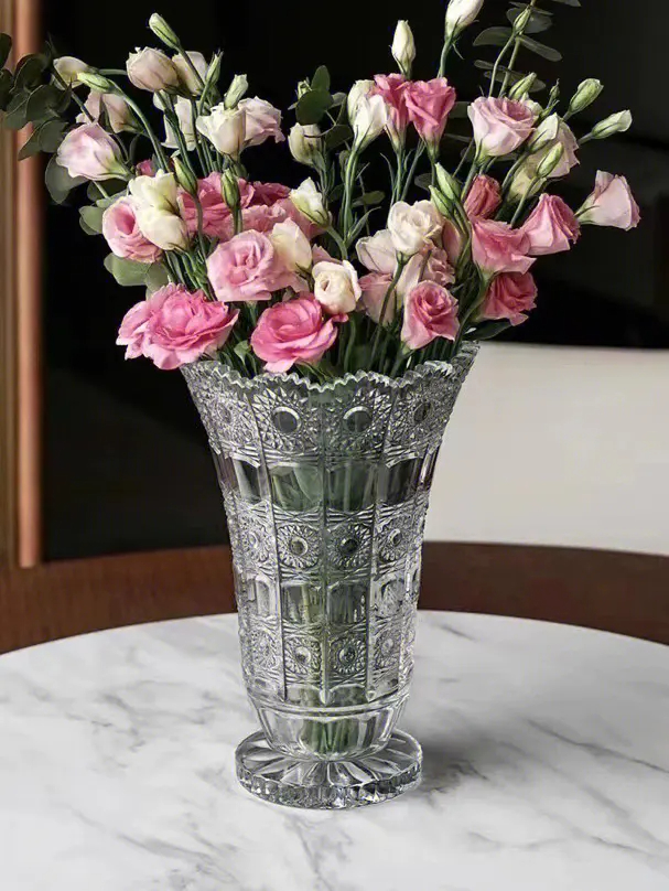 Prolonging the Beauty: Keeping Roses Fresh in a Vase Longer缩略图