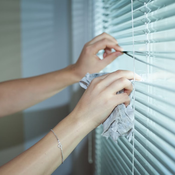 how to clean mini blinds