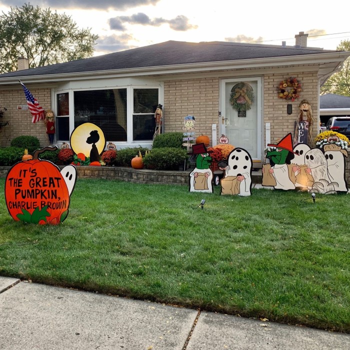 peanuts halloween decor