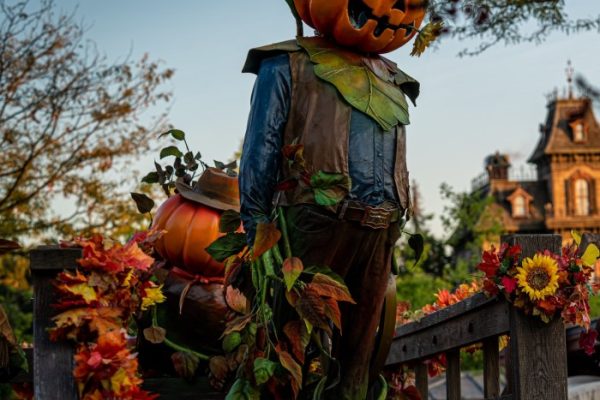 when does disneyland decorate for halloween