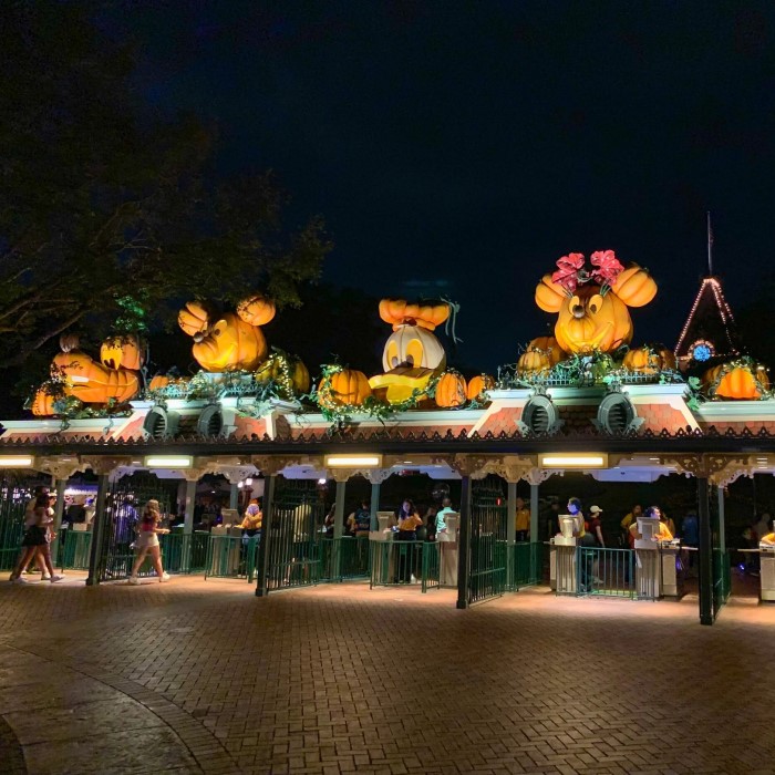 when does disneyland decorate for halloween