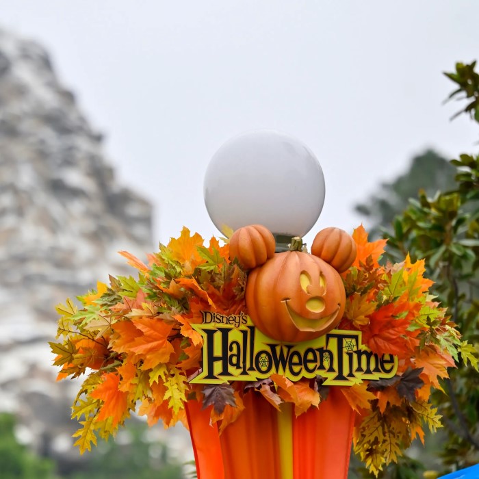 when does disneyland decorate for halloween